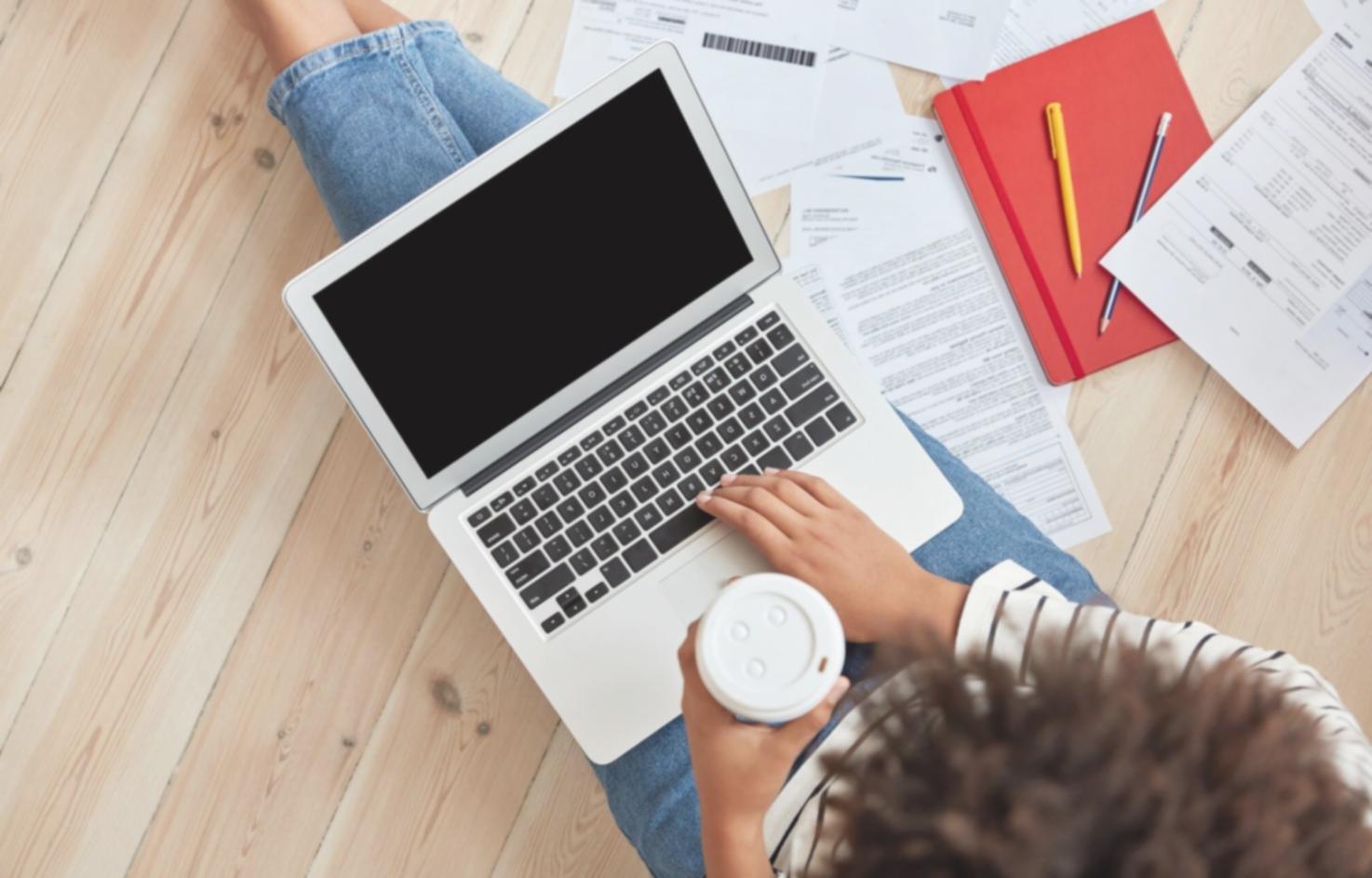 Team bei der Finanzplanung mit transparenten Arbeitsmethoden