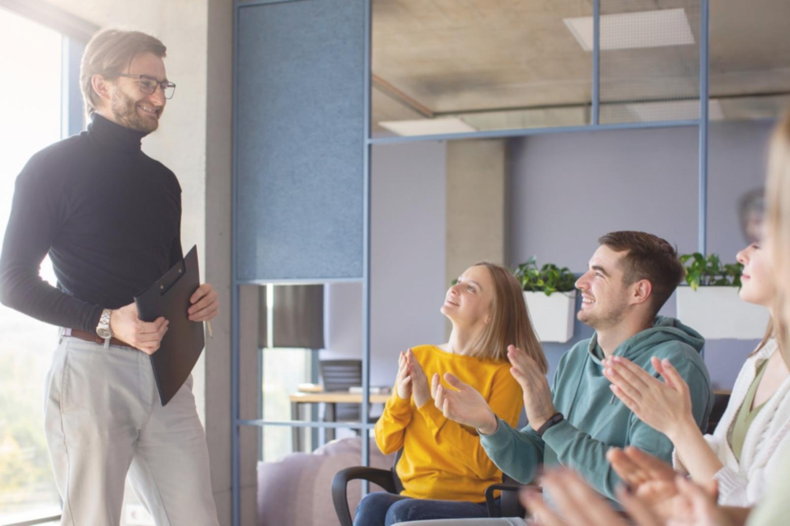 Moderne Büroumgebung mit Finanzunterlagen