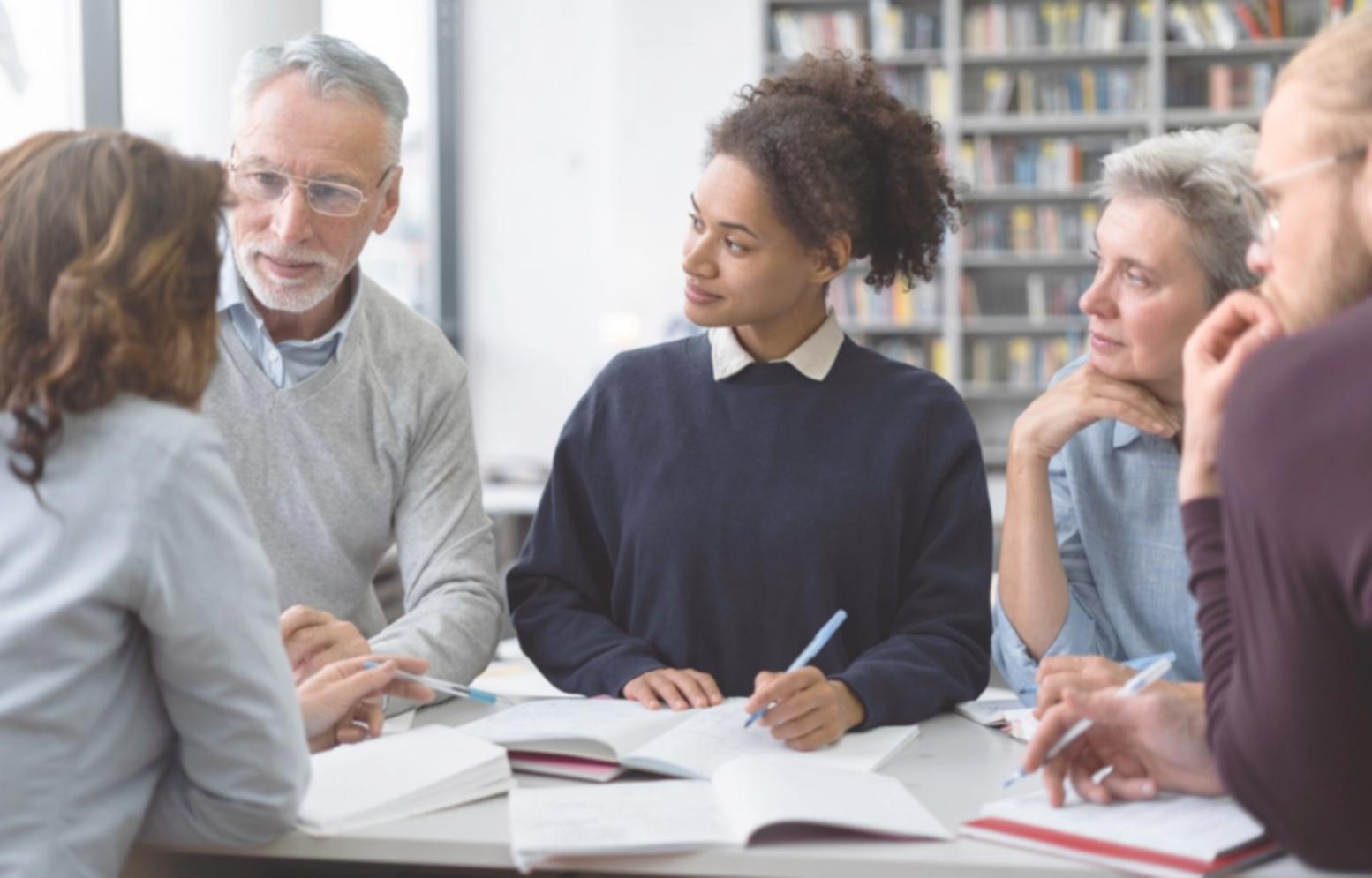 Teammeeting im modernen Konferenzraum